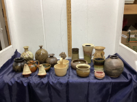 COLLECTION OF POTTERY ITEMS