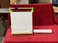 DISCOVERY KIDS EASEL WITH ROLL OF PAPER