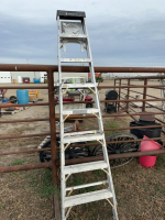 Aluminum stepladder