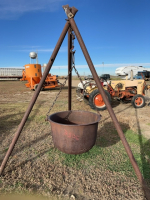 Cast scalding pot and tripod