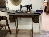 ANTIQUE SINGER SEWING MACHINE IN CABINET