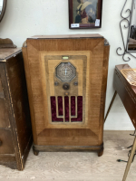 ANTIQUE CABINET RADIO - STROMBERG CARLSON