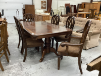 LARGE VINTAGE DOUBLE PEDESTAL TABLE W/ (6) PADDED CHAIRS & ONE LEAF