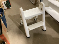 PLASTIC 2 STEP LADDER