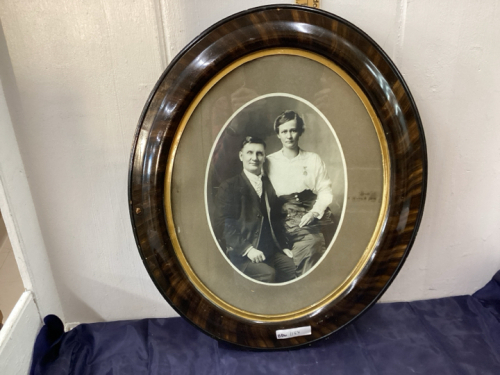 OVAL FRAME WITH COUPLE’S PORTRAIT