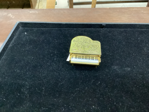 SMALL CLOCK IN A MINIATURE PIANO