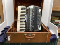 VINTAGE "SERENADER" ACCORDIAN IN CASE