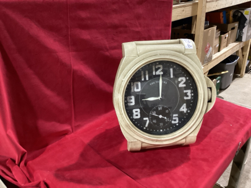 WRIST WATCH LOOKING CLOCK