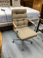 SWIVEL OFFICE CHAIR W/ CHROME BASE