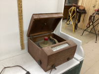 RCA VICTOR PHONOGRAPH/RADIO