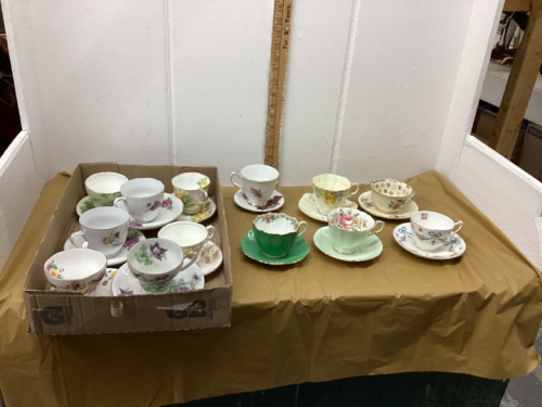 FLAT W/ TEA CUPS & SAUCERS