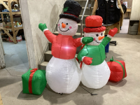 BOX W/3 OUTDOOR INFLATABLE FIGURES -