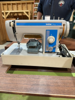 Brother, charger 491 Sewing machine and cabinet