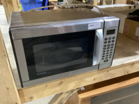 DANBY MICROWAVE , HAS THE TURNTABLE