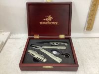 WINCHESTER KNIFE SET - JACK KNIVES, MULTI TOOL, KEYCHAIN LIGHT