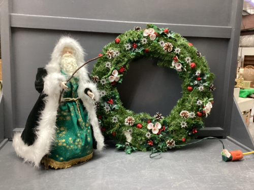 LIGHTED CHRISTMAS WREATH & SANTA