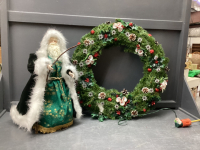 LIGHTED CHRISTMAS WREATH & SANTA