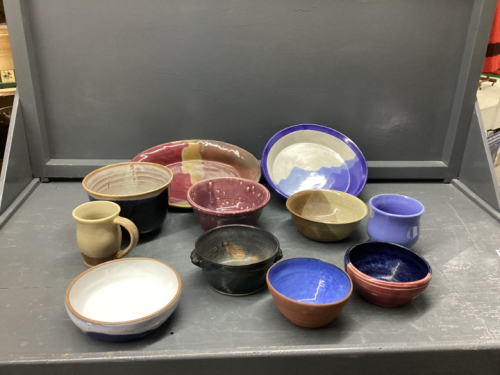 COLLECTION OF POTTERY ITEMS - BOWLS, MUG, PLATTERS