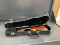 STRINGED INSTRUMENT AND CASE