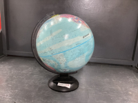 GLOBEMASTER GLOBE ON PLASTIC STAND