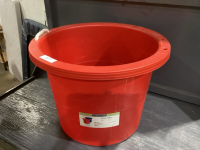 17 GALLON TUB - MISSING ONE HANDLE