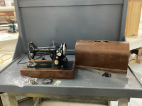 ANTIQUE SINGER SEWING MACHINE IN WOOD CASE