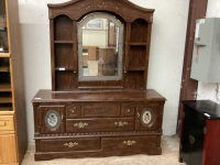 VINTAGE DRESSER W/HUTCH