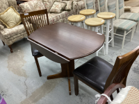 DROP LEAF ROUND TABLE W/2 CHAIRS