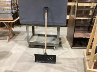 LIGHTWEIGHT SNOW SHOVEL