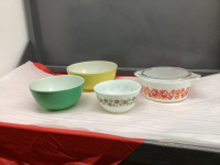 BOX OF (4) VINTAGE PYREX BOWLS