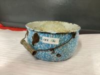 VINTAGE ENAMELWARE POT