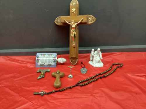 COLLECTION OF RELIGIOUS ITEMS - CRUCIFIX, ROSARY, NECKLACE, CROSSES