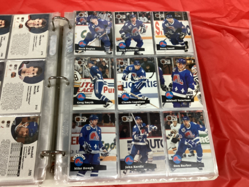 BINDER OF HOCKEY SPORTS CARDS