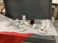 COLLECTION OF TEA CUPS & SAUCERS AND (4) VINTAGE LUNCHEON GLASS PLATES
