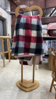 QUILT STAND WITH BLANKET