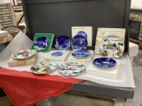 GOOD TOTE W/ CHRISTMAS/WINTER THEME COLLECTOR PLATES