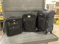 3 CARRY ON SUITCASES