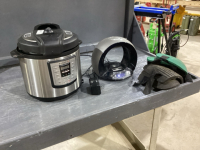 INSTANT POT AND DOCKING STATION/PLAYER + 2 SETS KNEE PADS