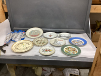 BOX W/ COLLECTOR PLATES AND HANGERS