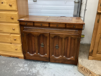 VINTAGE SINGER SEWING MACHING IN CABINET