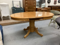 ROUND PEDESTAL TABLE WITH BUTTERFLY LEAF