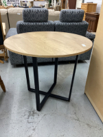 ROUND TABLE W/ METAL LEGS
