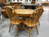 ROUND PEDESTAL TABLE W/ (4) CHAIRS