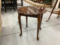 SMALL ROUND SIDE TABLE W/ QUEEN ANNE LEGS