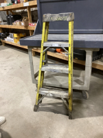 FEATHERLITE STEP LADDER - ALUMINUM