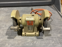 BLACK + DECKER 5&rdquo; BENCH GRINDER