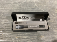 MINI MAGLIGHT LED FLASHLIGHT - NO BATTERIES IN IT