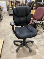 BLACK OFFICE CHAIR