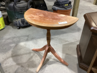 SMALL 1/2 MOON TABLE
