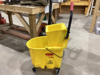 RUBBERMAID MOP BUCKET W/ WRINGER